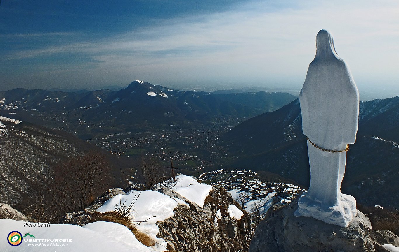 47 Vista sulla croce sottostante e verso Nembro e il Misma.JPG